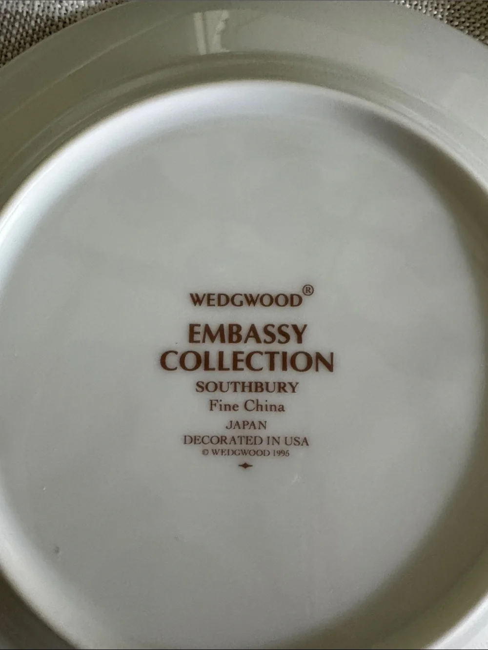 Wedgwood Embassy Collection Southbury 6 piece Dinnerware Set with Navy/Gold Trim